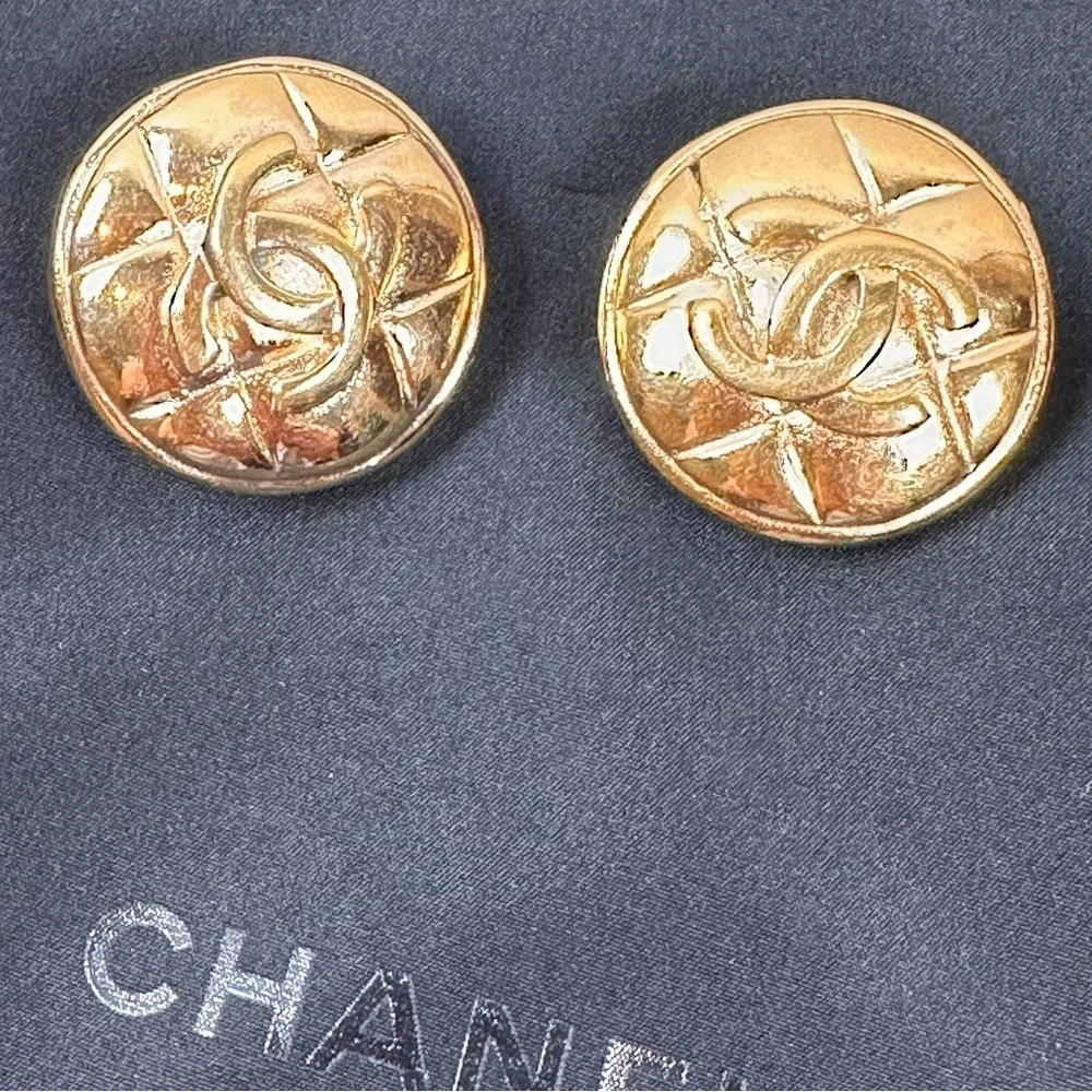 Authentic Chanel CC Gold Logo clip on earrings